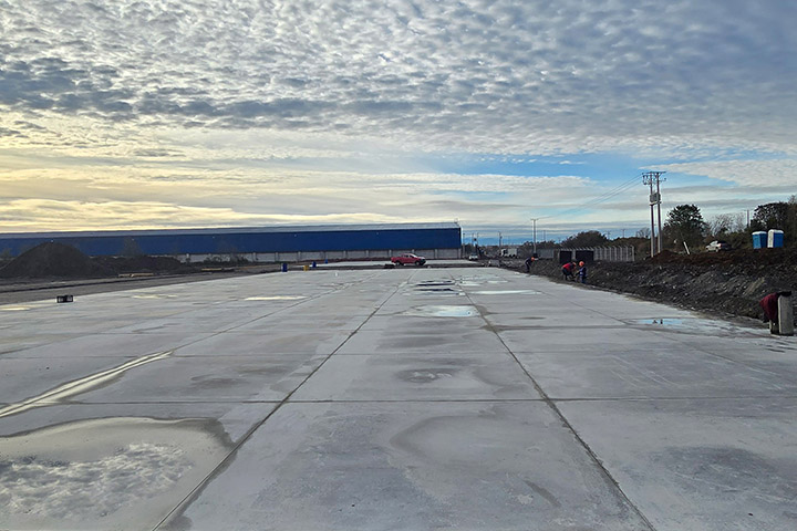 Vista aérea de la nueva losa de hormigón recién colocada en el proyecto Sermapor, Puerto Montt.