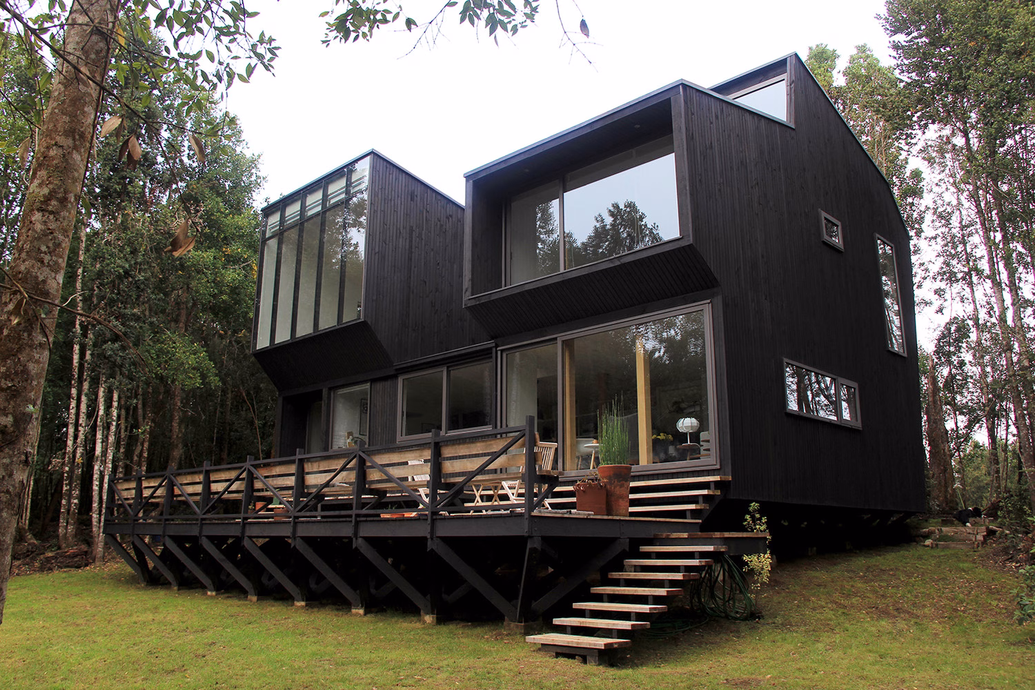 casa en medio de un bosque, construida por constructora chillwe