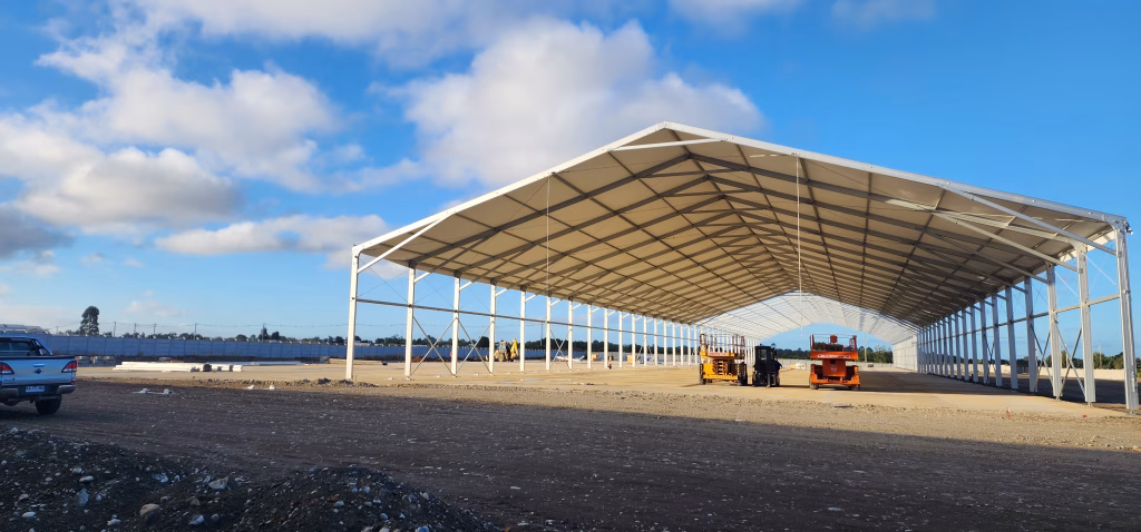 Vista de una estructura industrial en construcción con techo metálico, parte del Proyecto Vitra en el sur de Chile.