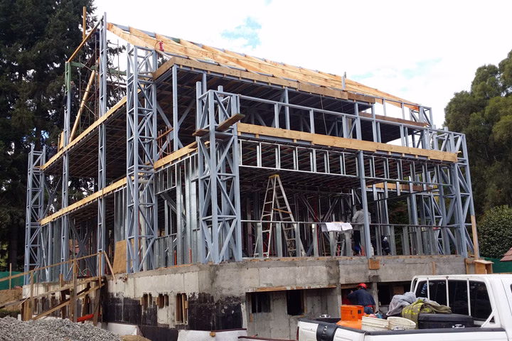 estructura metálica en construcción