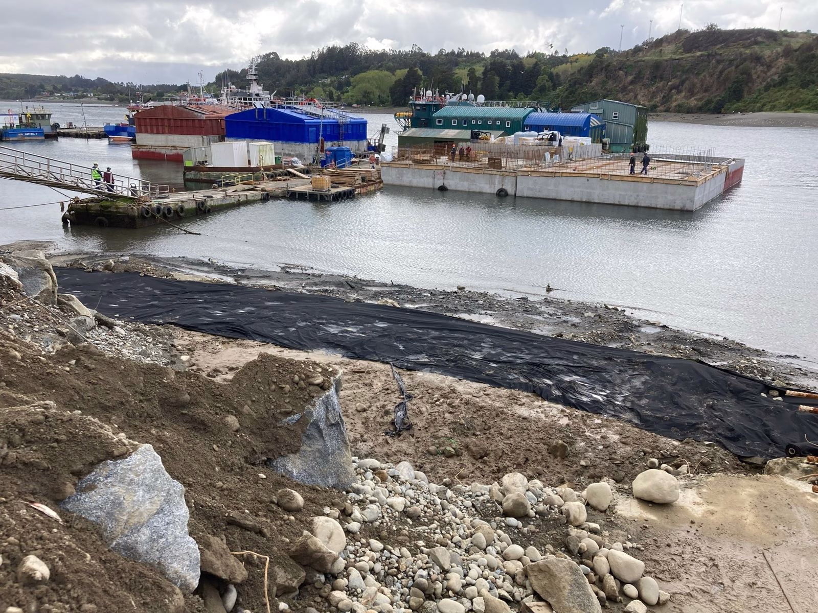 Imagen de la preparación del terreno con geotextil para el Muro de Contención Sitecna, proyecto de Constructora Chillwe Spa en Puerto Montt.
