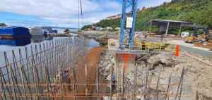 Vista general del avance de la construcción del Muro de Contención Sitecna y su entorno en Puerto Montt, proyecto de Constructora Chillwe Spa.