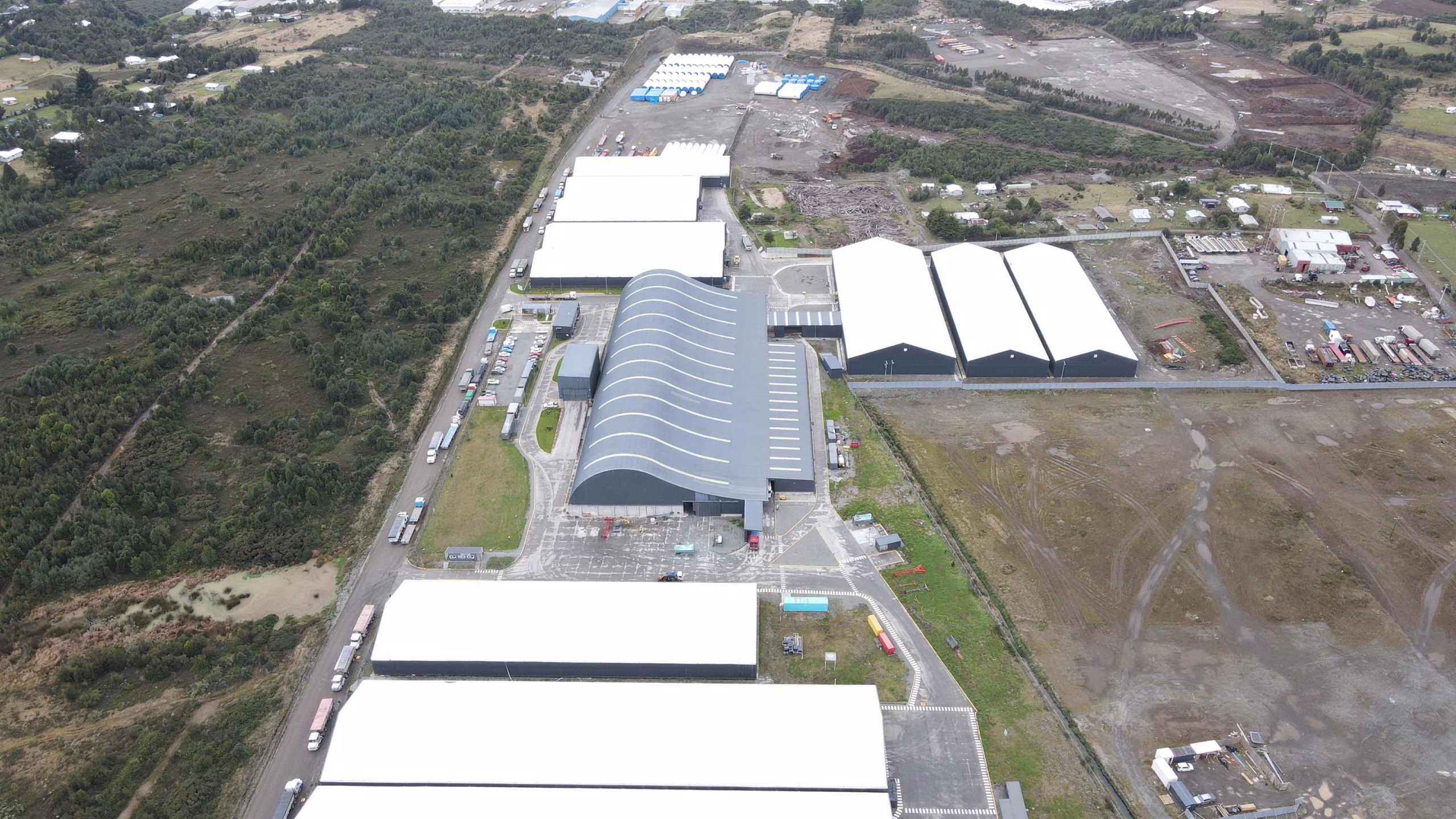 Vista aérea de la distribución de las naves y la infraestructura del Parque Industrial Oxxean, construido por Constructora Chillwe.
