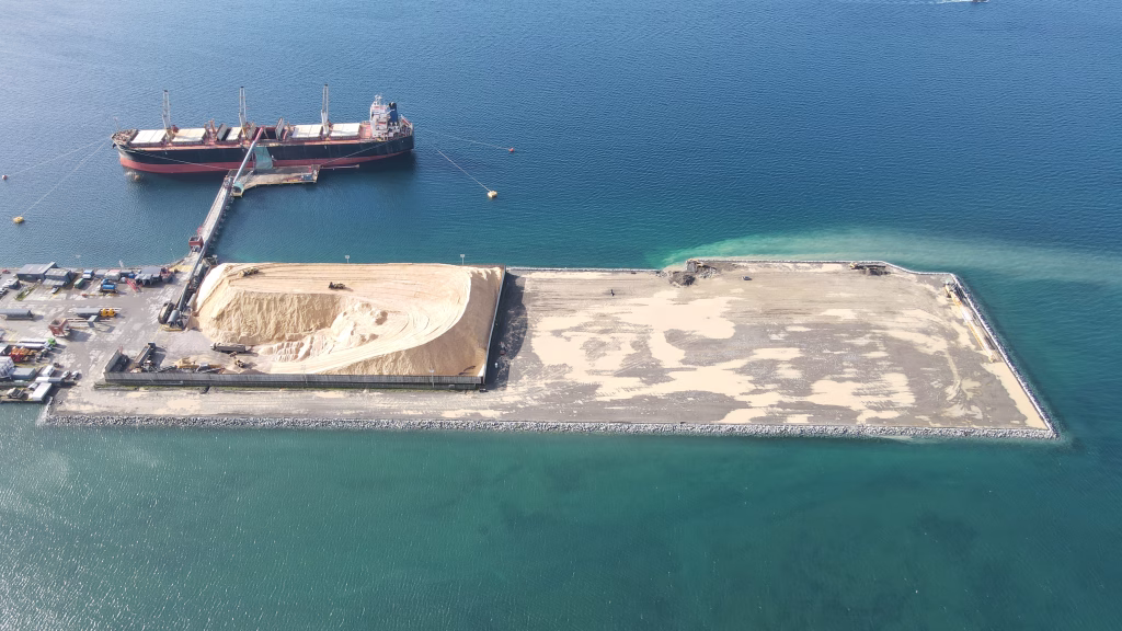 Vista aérea del Puerto Punta Caullahuapi ampliado, con una embarcación de gran tamaño atracada en el muelle y la nueva explanada portuaria.