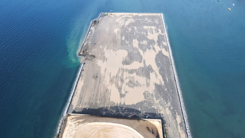 Vista aérea de la explanada resultante de la ampliación del Puerto Punta Caullahuapi, mostrando su extensión y configuración.