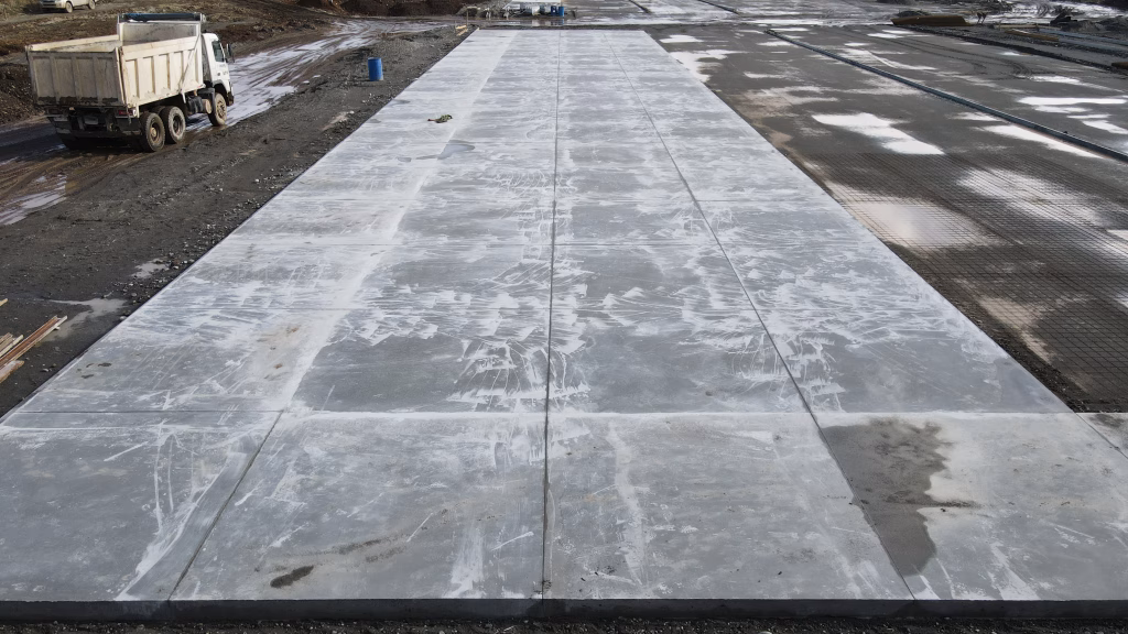 Vista aérea del proyecto Sermapor mostrando dos estructuras de hormigón en proceso de construcción, Puerto Montt, sur de Chile.