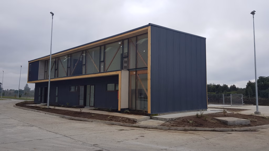 Fotografía del edificio de oficinas administrativas de las Bodegas SQM, mostrando su fachada moderna con revestimiento metálico y amplios ventanales.
