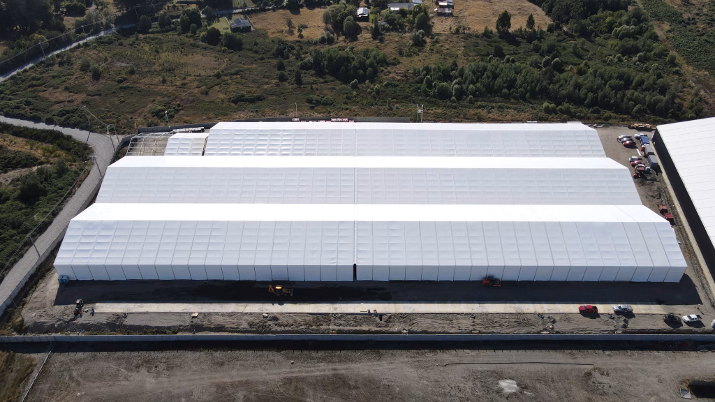 Estructura principal de carpas instaladas para la feria AquaSur en Puerto Montt, Chile.