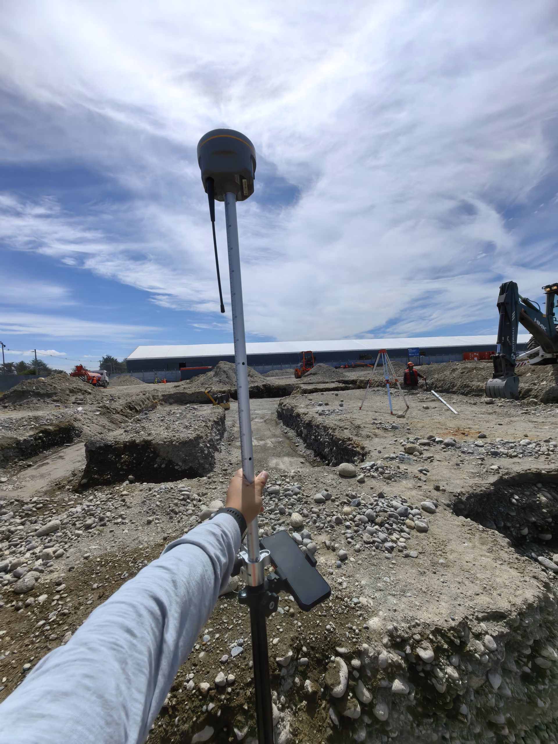 Equipo de GPS diferencial utilizado por Constructora Chillwe para servicios de topografía en la Región de Los Lagos.